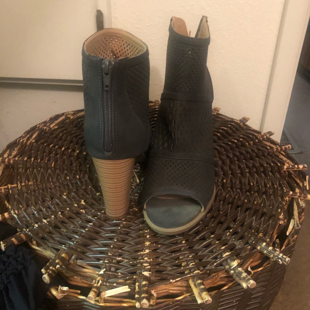 Shoes - Picture 3 of 4